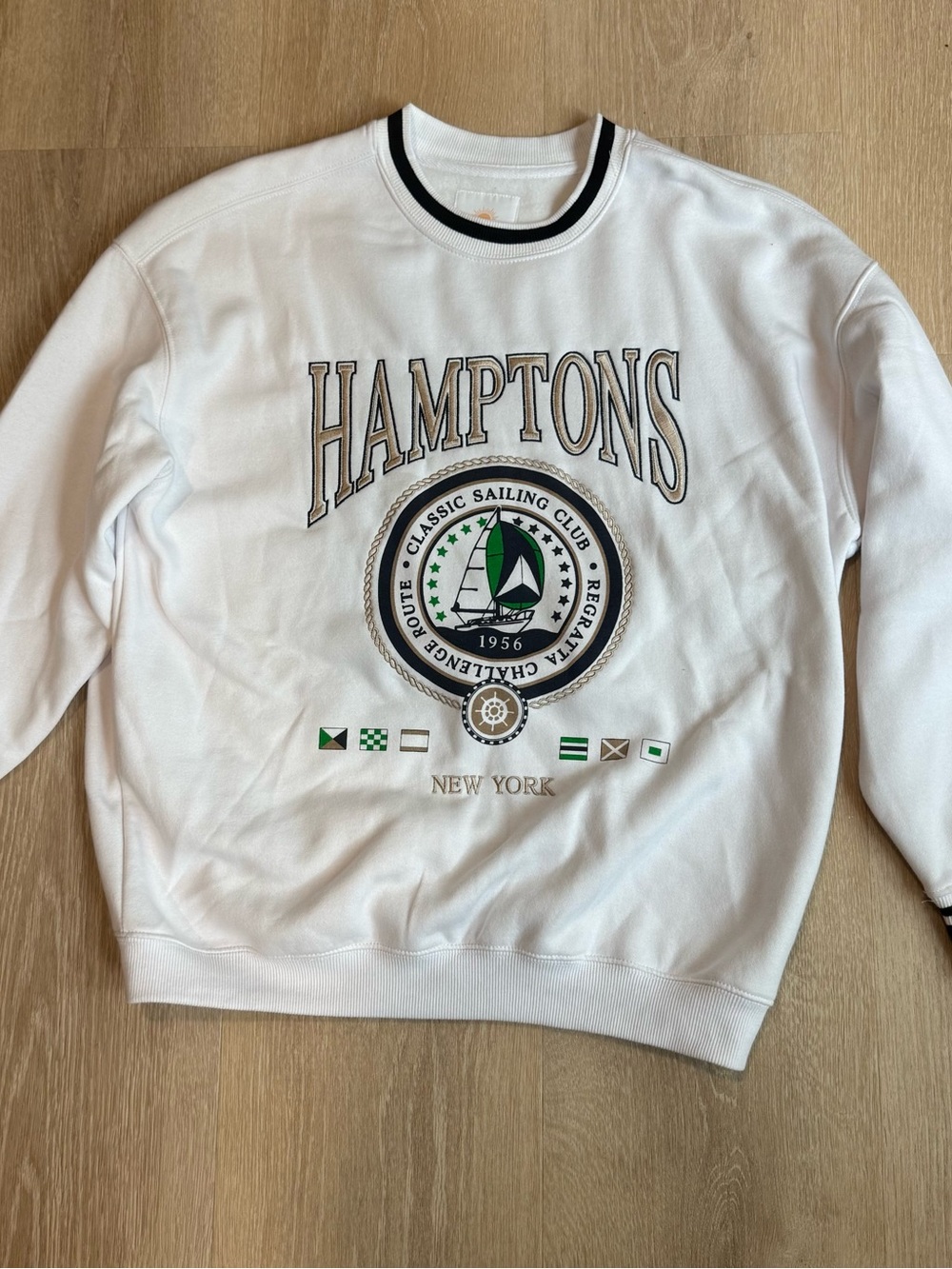 Hamptons White Crewneck Sweatshirt with Green & Navy Sailing Crest